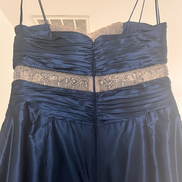 Stunning Badgley Mishka gown. - Picture 4 of 7